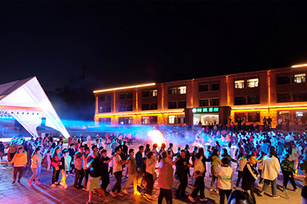 2019年草原之旅關(guān)鍵詞：童話(huà)草原、七彩森林、篝火晚會(huì)、采蘑菇、攝影大賽。